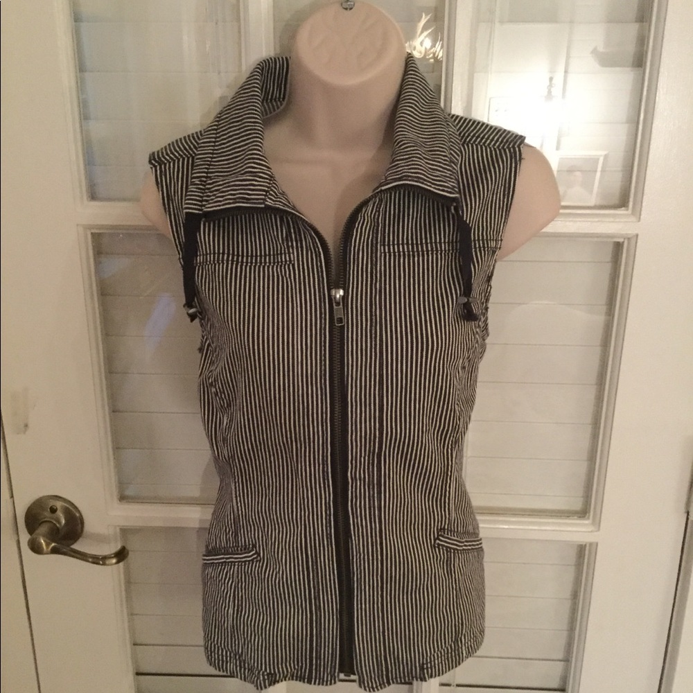 Dark navy/black zip up vest with pockets like new